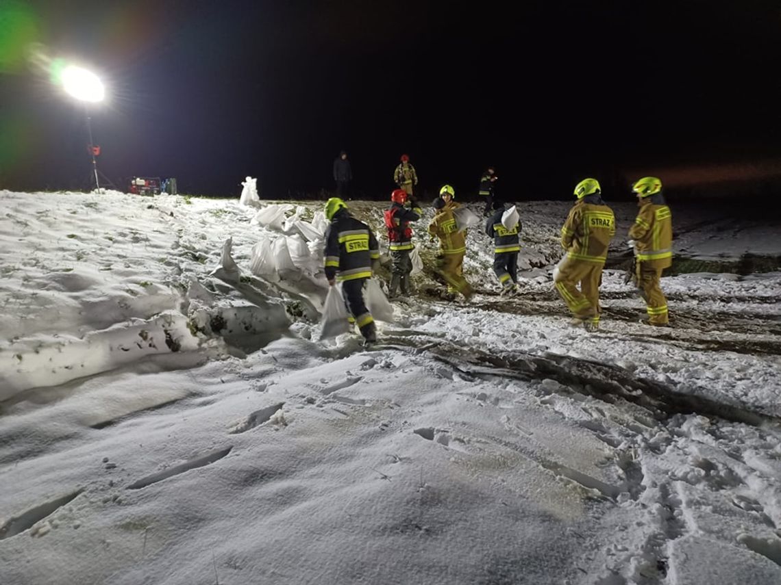 Uszkodzony wał przeciwpowodziowy. Na miejscu pracowali strażacy Uszkodzony wał przeciwpowodziowy. Na miejscu pracowali strażacy