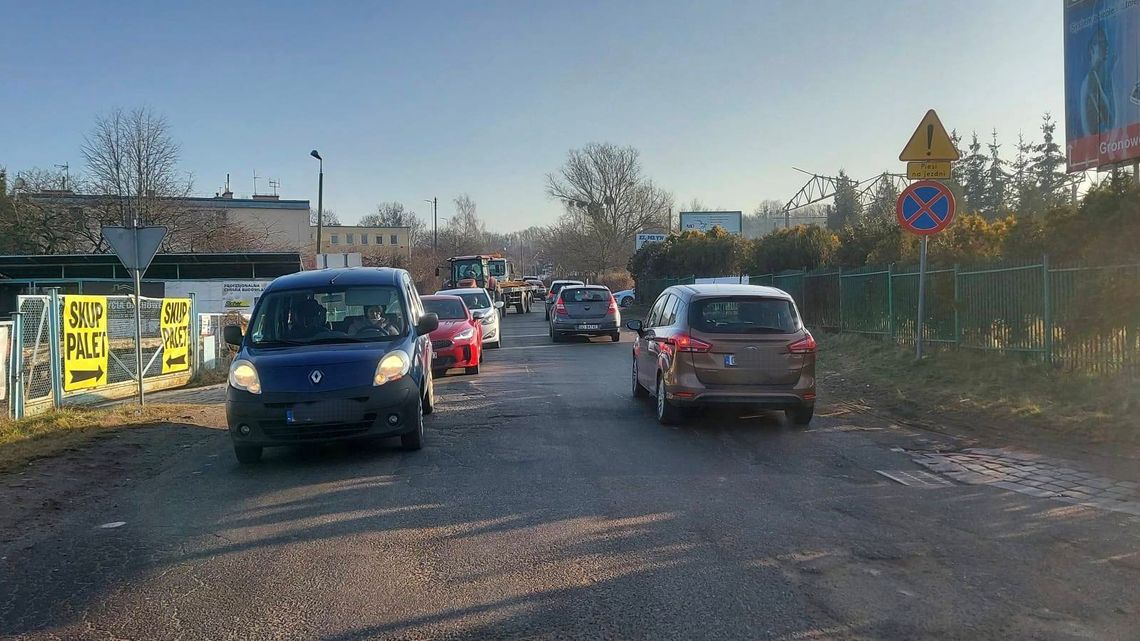 Utrudnienia w ruchu w Elblągu. Policja steruje ruchem [FOTO]