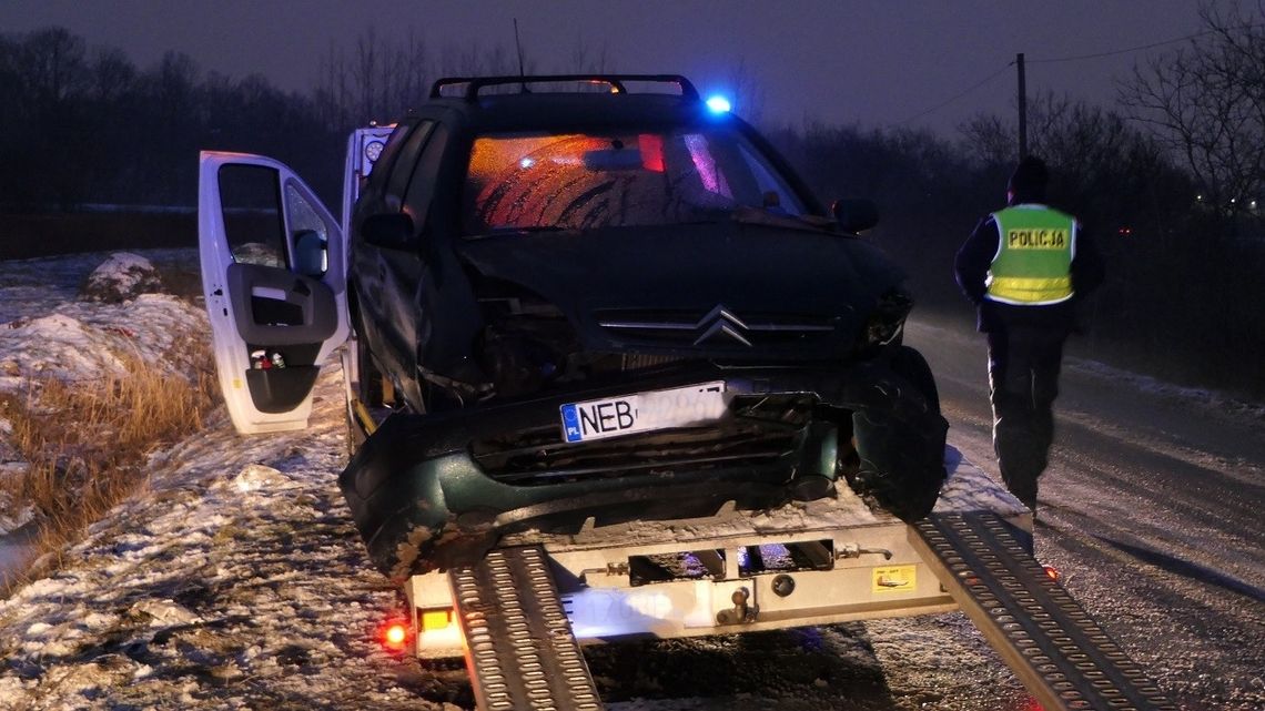 Uwaga na drogach w Elblągu ślisko. Na Mazurskiej Citroen wjechał do rowu!