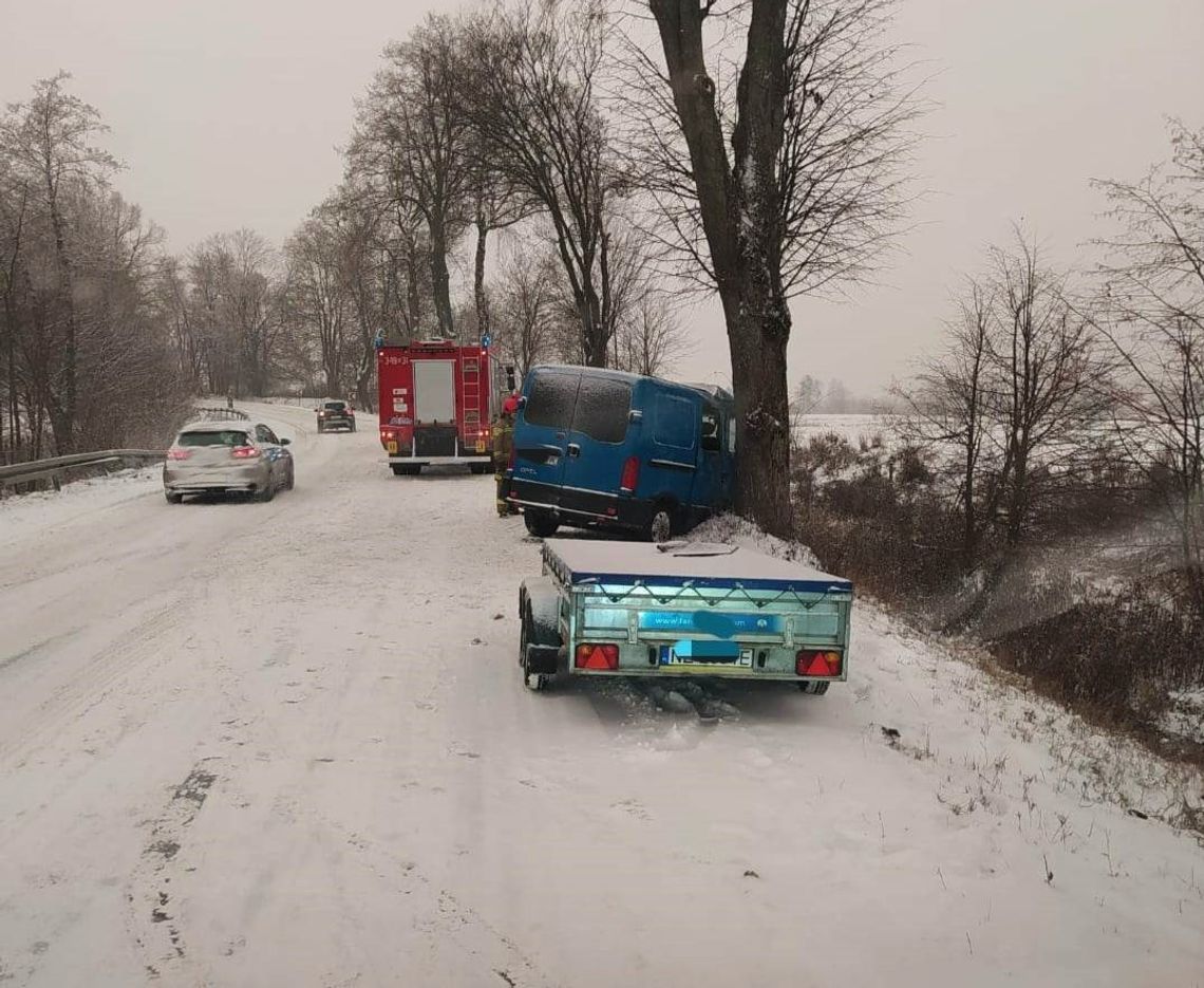 Uwaga ślisko! 41-latek zatrzymał się na drzewie