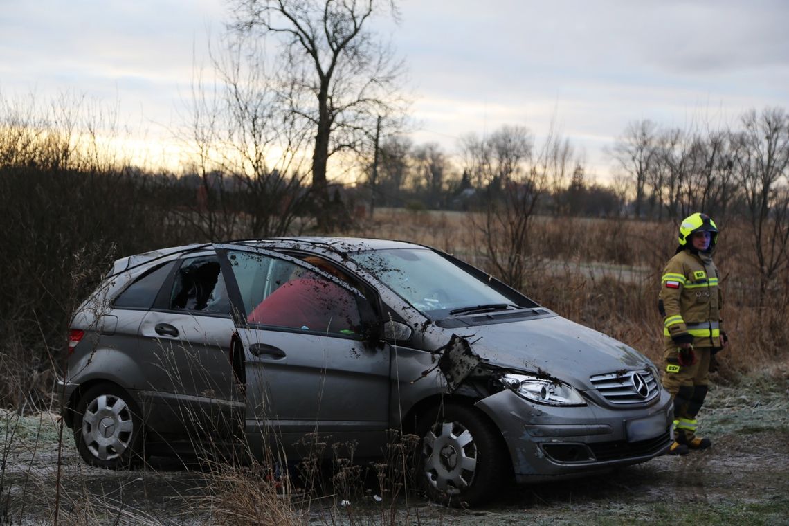 Uwaga ślisko! Mercedesem wylądował w rowie