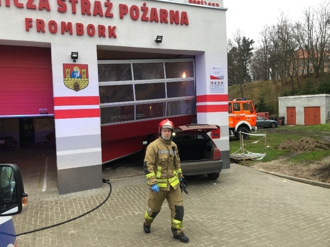 Volkswagen uderzył w budynek remizy Ochotniczej Straży Pożarnej we Fromborku