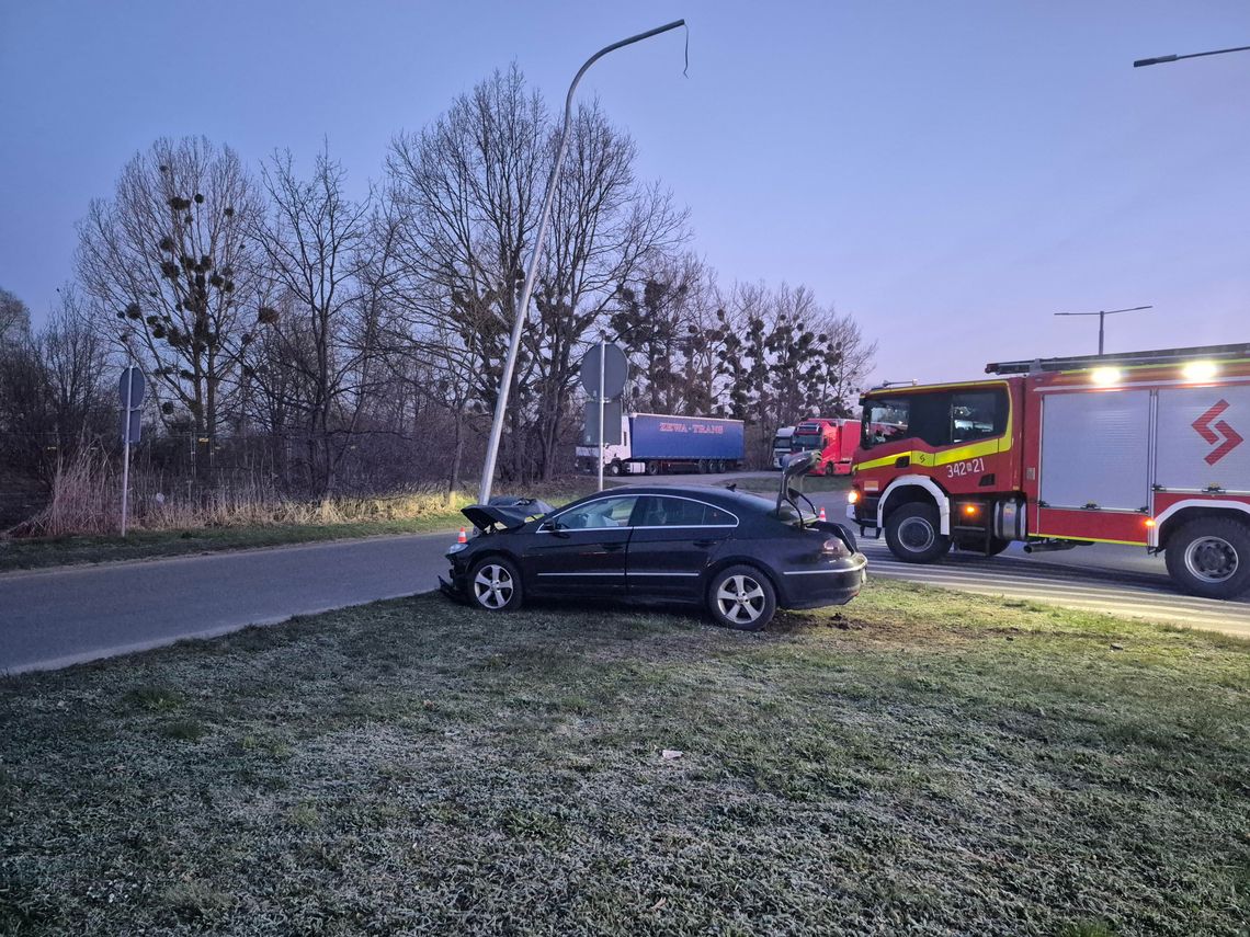 Ktoś Volkswagenem przeniósł słup Ktoś Volkswagenem przeniósł słup