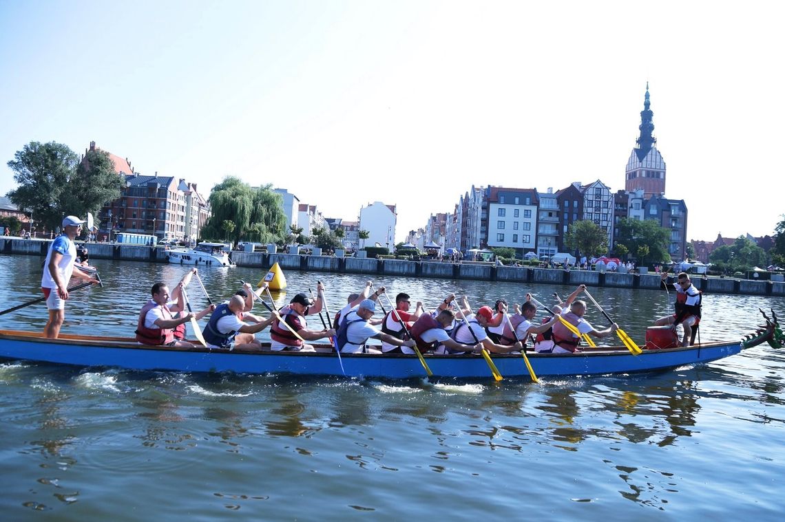 W Elblągu ruszył wyścig smoczych łodzi [ZDJĘCIA]