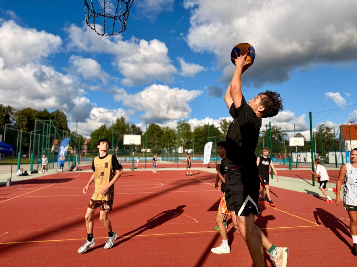 Wakacyjny turniej koszykówki 3x3 na Kalbarze