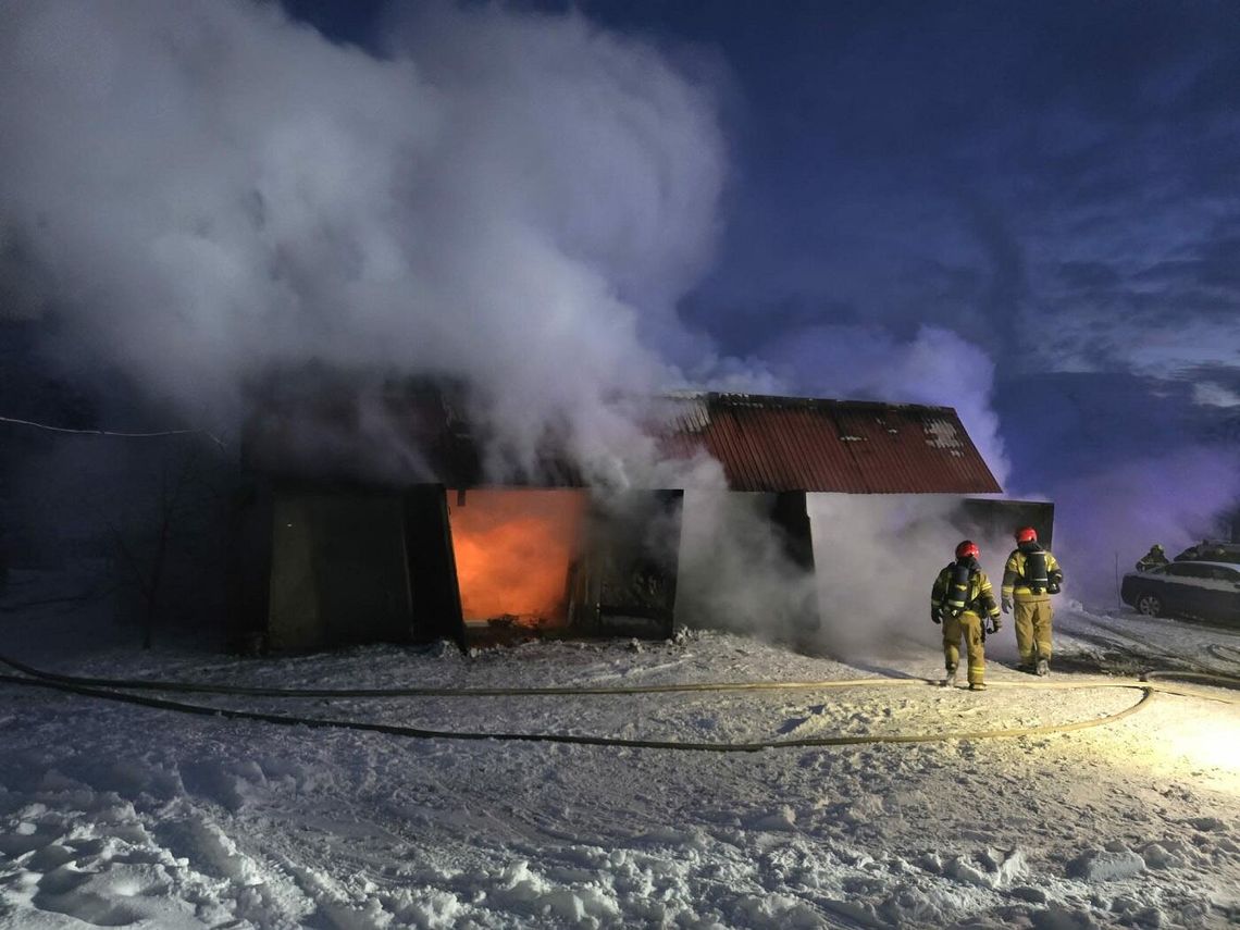 Warsztat samochodowy w ogniu