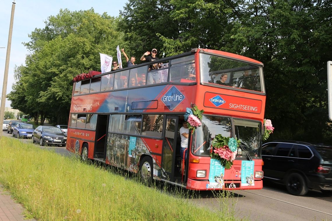 Wesoły autobus na ulicach Elbląga. Od teraz rządzi muzyka!