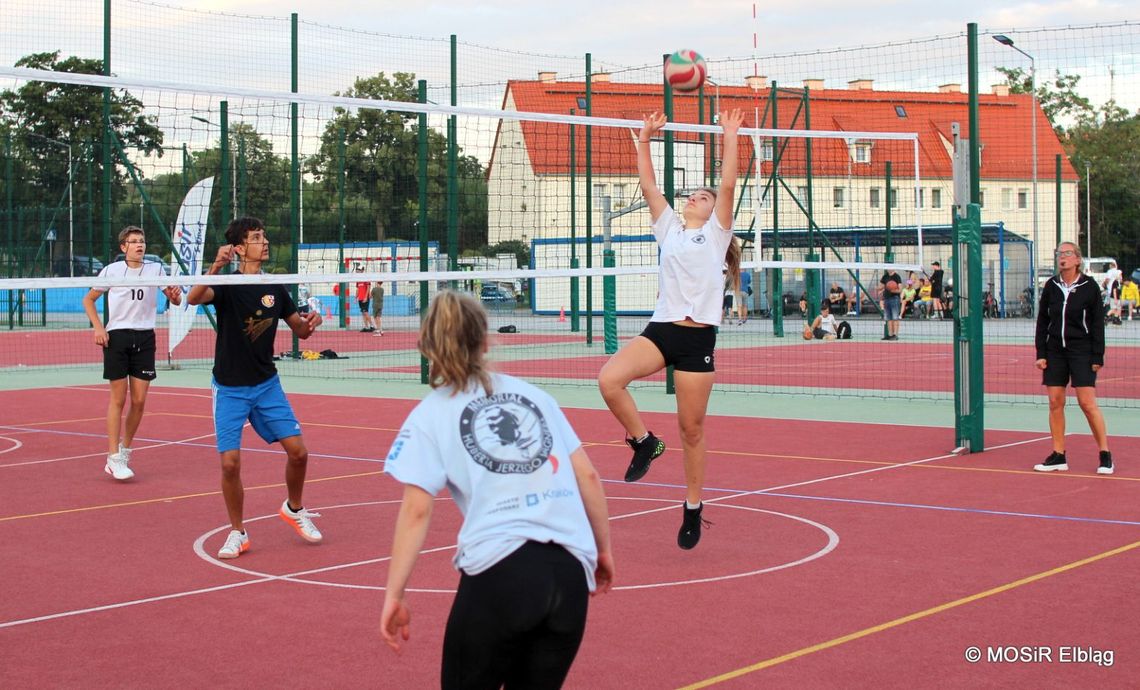 WEŹ UDZIAŁ W TURNIEJU SIATKÓWKI 3×3