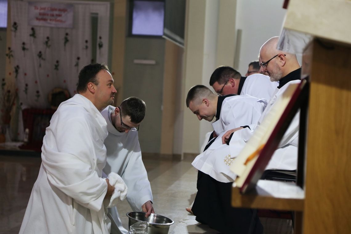 Wierni kościoła katolickiego rozpoczynają Triduum Paschalne Wierni kościoła katolickiego rozpoczynają Triduum Paschalne