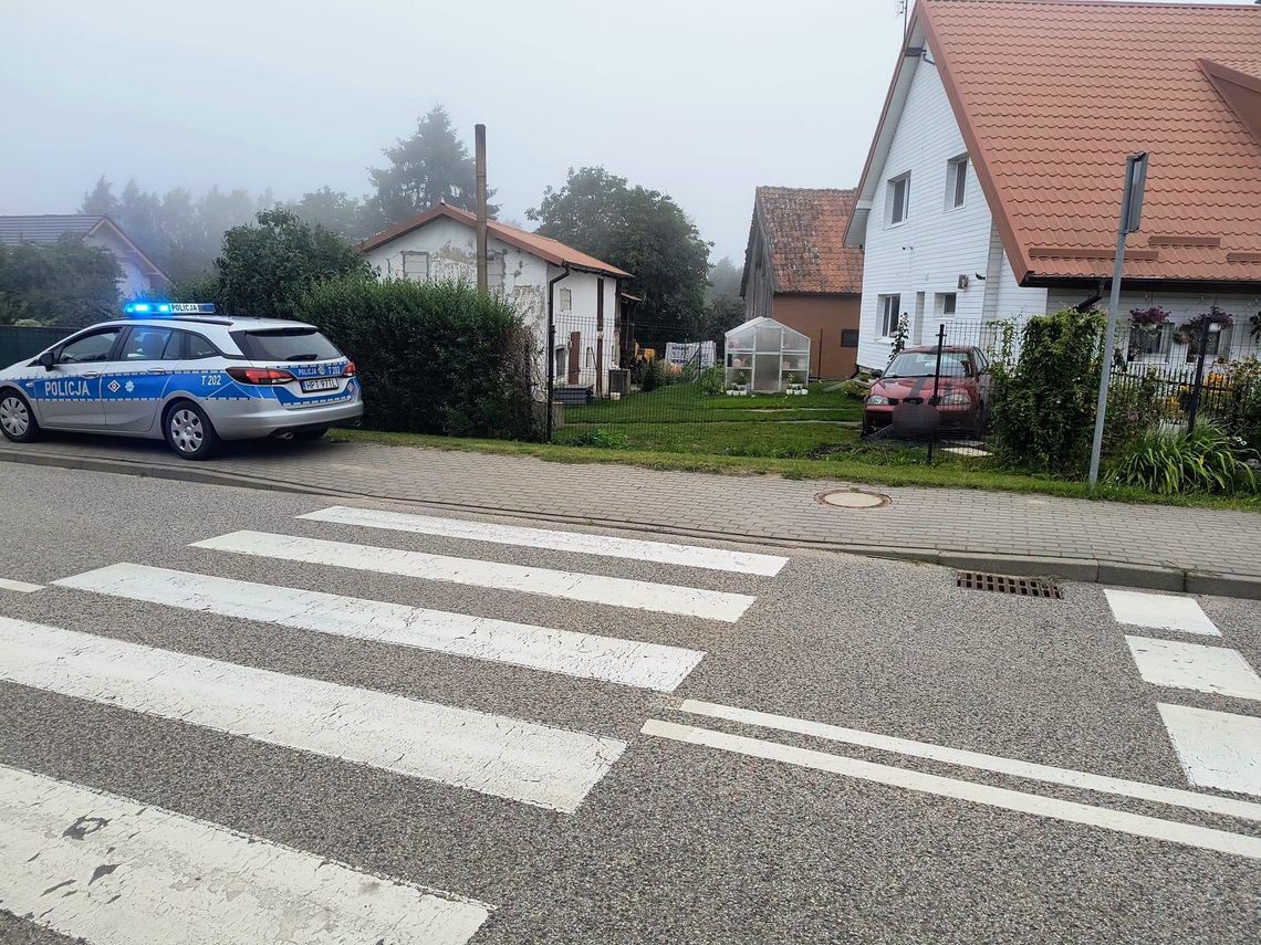 Wjechał samochodem w dom
