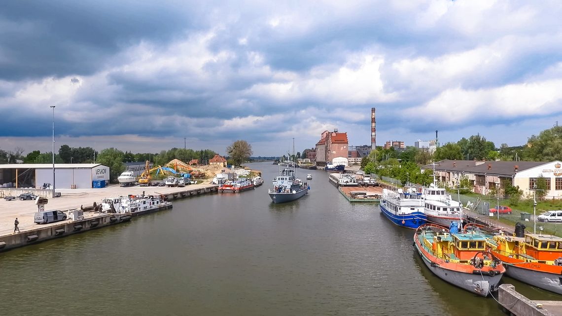 Wojenny okręt wpłynął do Elbląga. To pierwsza taka wizyta od wielu lat [WIDEO]