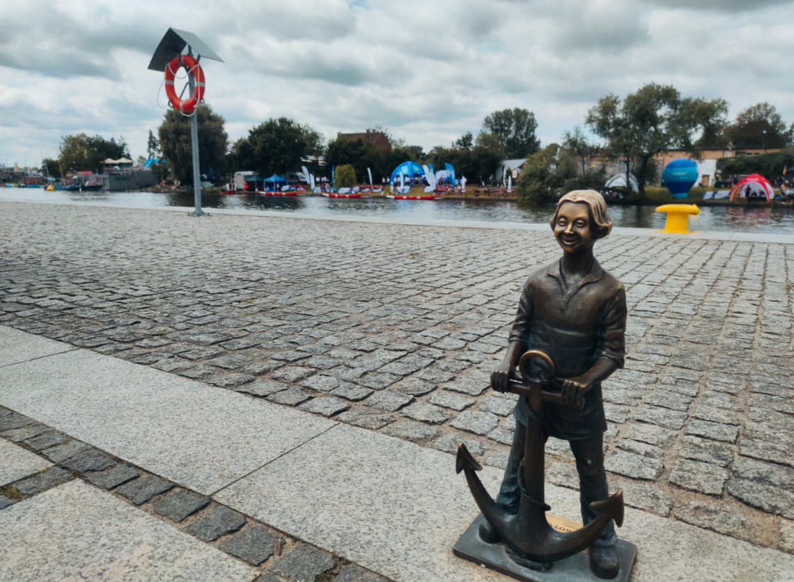 Wpadli w rytm… i do wody! Smocze łodzie rozgrzały Elbląg do czerwoności [WIDEO]