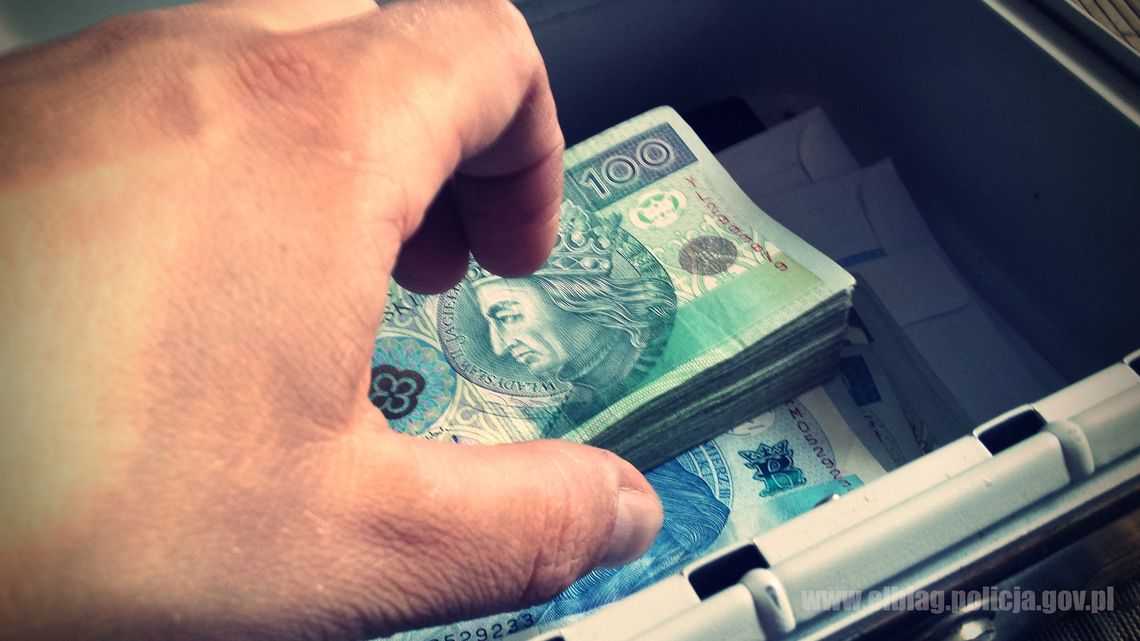 Oszustka zapukała do drzwi i okradła kobietę