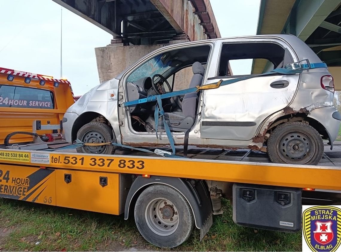 Wrak z ulicy Radomskiej odholowany Wrak z ulicy Radomskiej odholowany