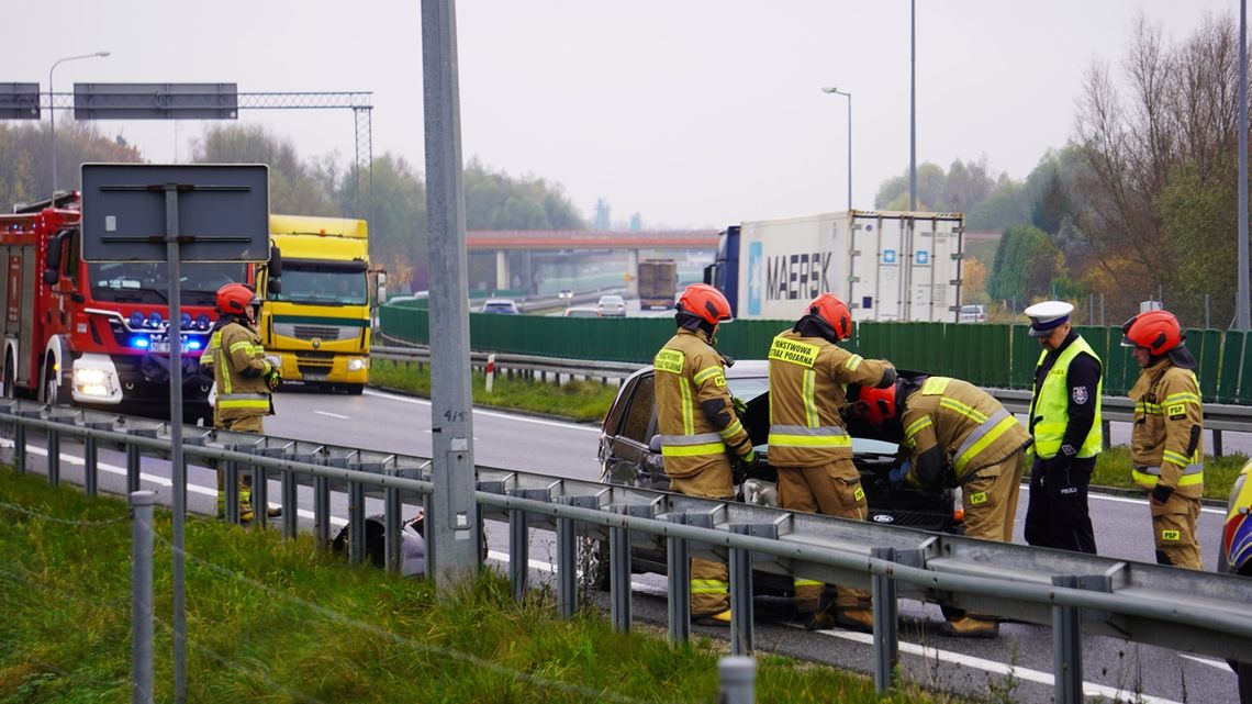 Obróciło go na S7. 76-latek uderzył w bariery Obróciło go na S7. 76-latek uderzył w bariery