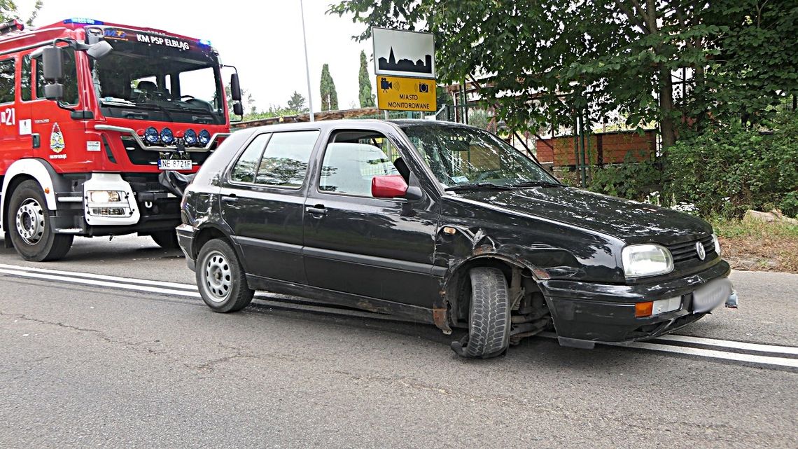 Wypadek 3 pojazdów na Królewieckiej. Kierowca wyprowadzony z pojazdu w kajdankach