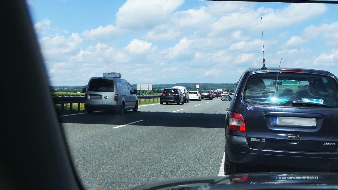 Wypadek motocyklisty na S7. Kierowcy utworzyli korytarz życia