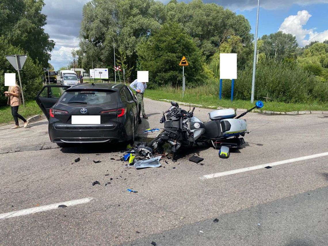 Wypadek na Mazurskiej. Policjant trafił do szpitala.