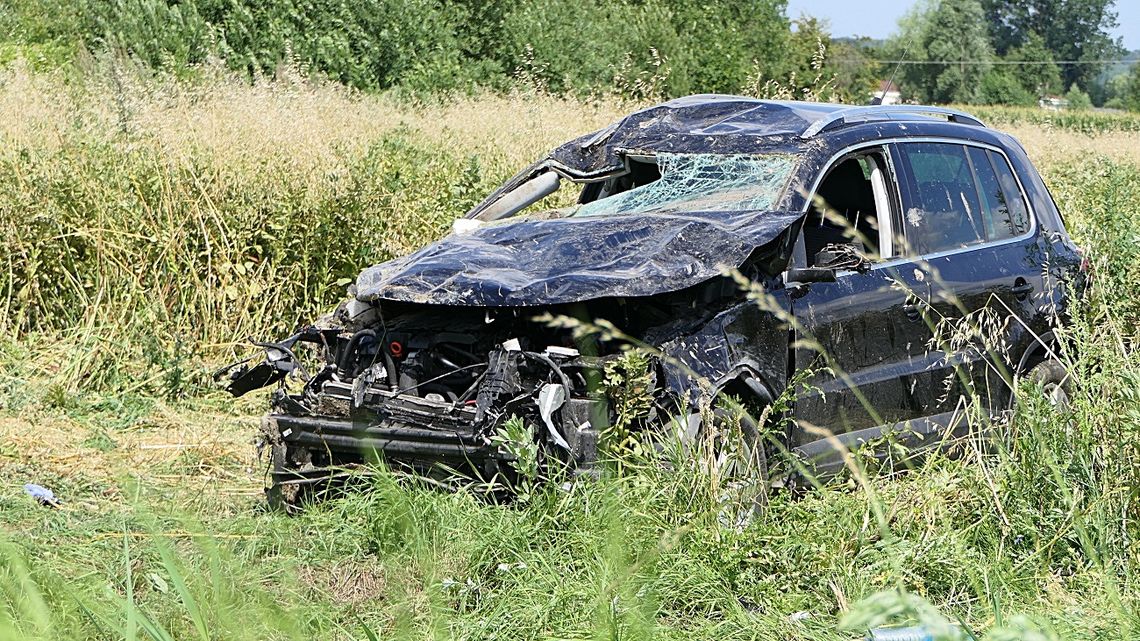 Wypadek na S7. Volkswagen wielokrotnie dachował 