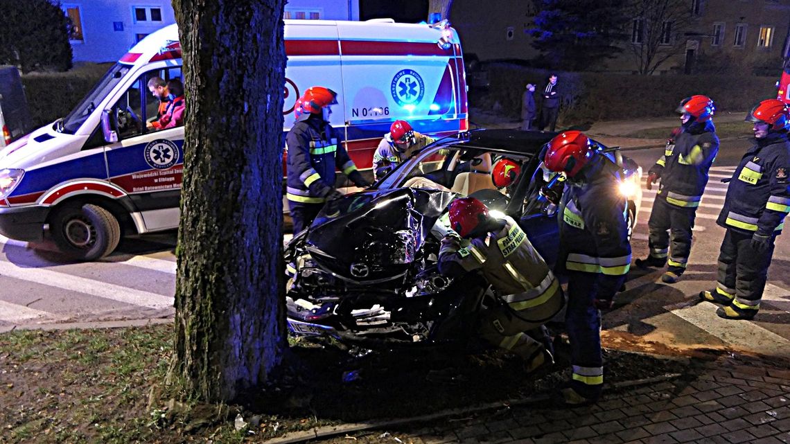 Wypadek na ulicy Kościuszki. Mazdą uderzył w drzewo