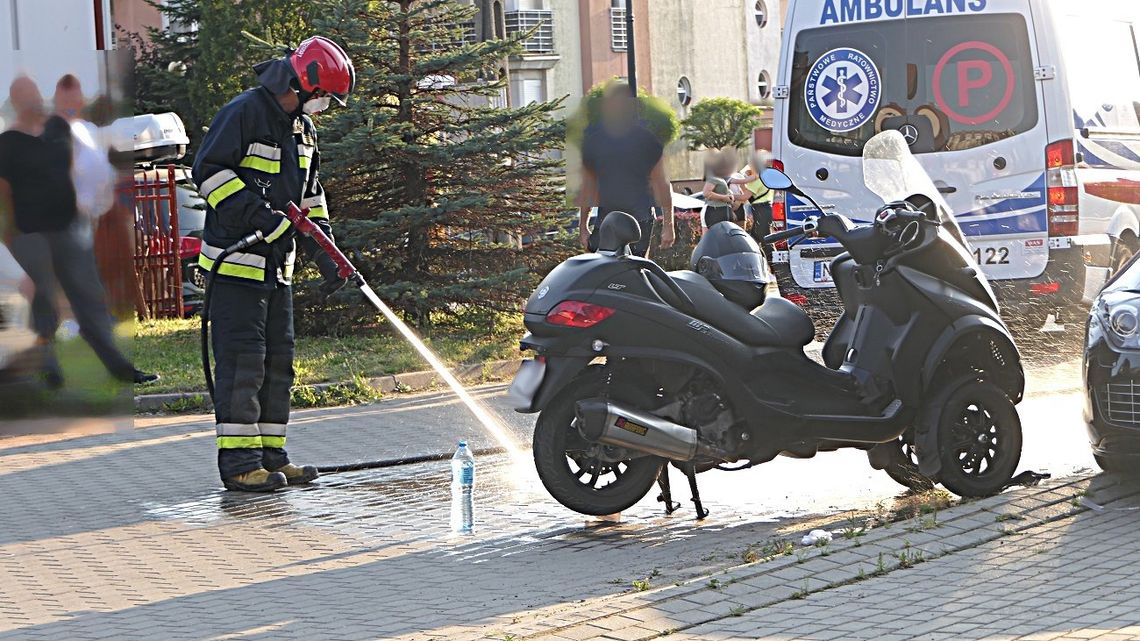 Wypadek na ulicy Żyrardowskiej. Motocyklem uderzył w zaparkowany pojazd