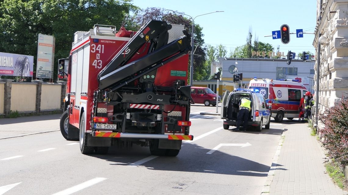 Wypadek rowerzysty z samochodem ciężarowym na skrzyżowaniu Al. Grunwaldzka-Mickiewicza