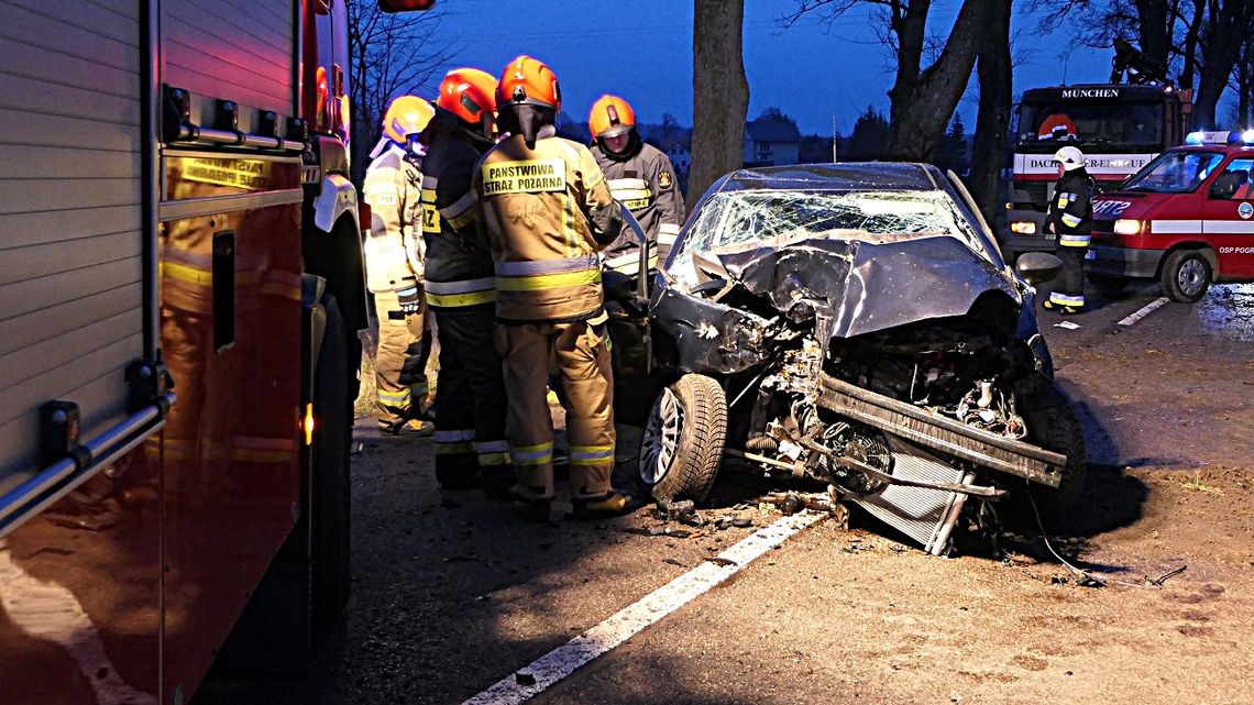 Wypadek w Milejewie, fiatem rozbiła się na drzewie