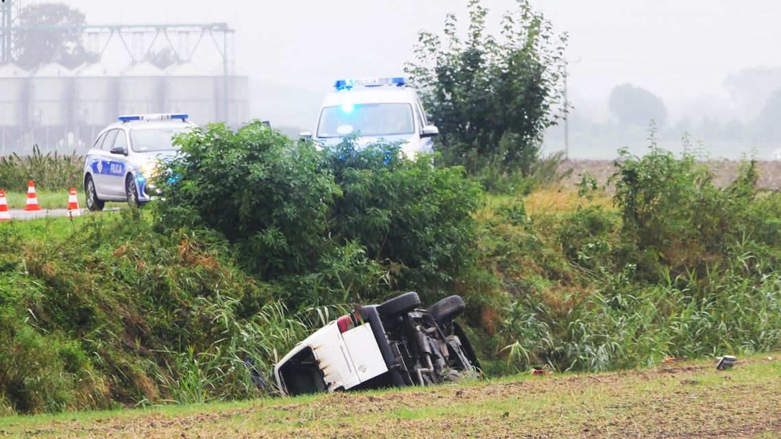Wypadek w Oleśnie. Volkswagen wypadł z drogi i wpadł rowu