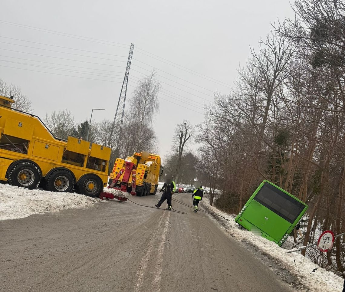 Wypadek z autobusem na Fromborskiej. Dwie osoby w szpitalu Wypadek z autobusem na Fromborskiej. Dwie osoby w szpitalu