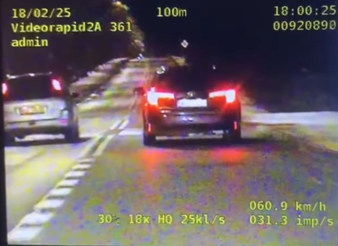 Wyprzedzał przy policji. Miał cofnięte uprawnienia [WIDEO]