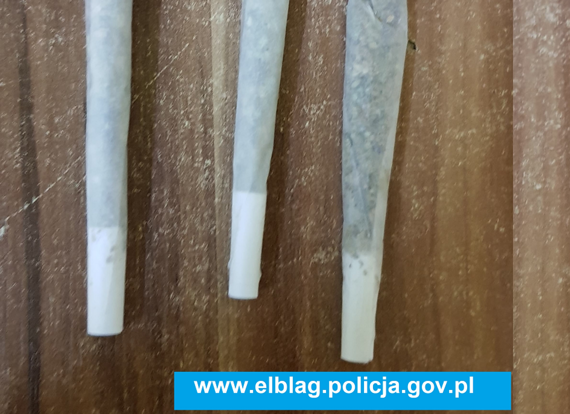 Wyrzucali zawiniątka z marihuaną na ulicy Wiejskiej w Elblągu
