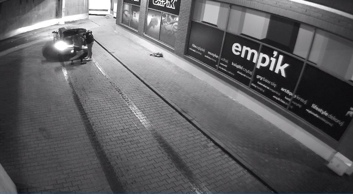 Wyrzucił z samochodu śmieci a następnie oddał na nie mocz. Nagrała go kamera