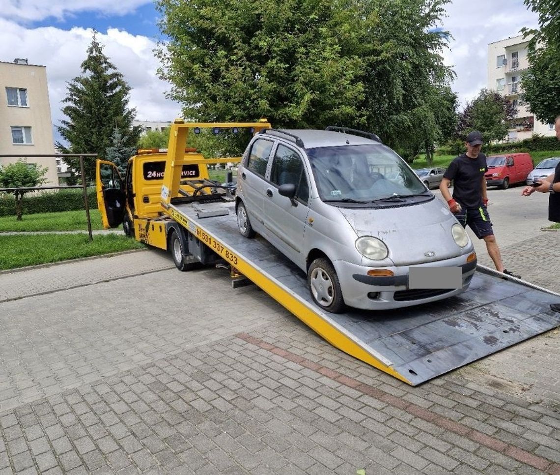 Z elbląskich ulic „znikają” zapomniane samochody