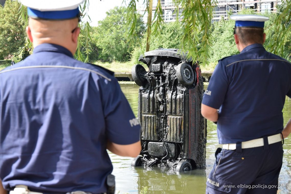 Z Rzeki Elbląg na parking portu. Policja szuka właścicieli aut [FOTO]