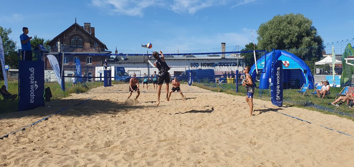 Zagraj w turnieju plażowej piłki siatkowej Zagraj w turnieju plażowej piłki siatkowej