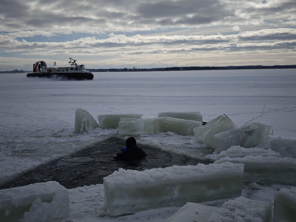 Zalew Wiślany w centrum akcji. Ekstremalne ćwiczenia na skutej lodem tafli [WIDEO]