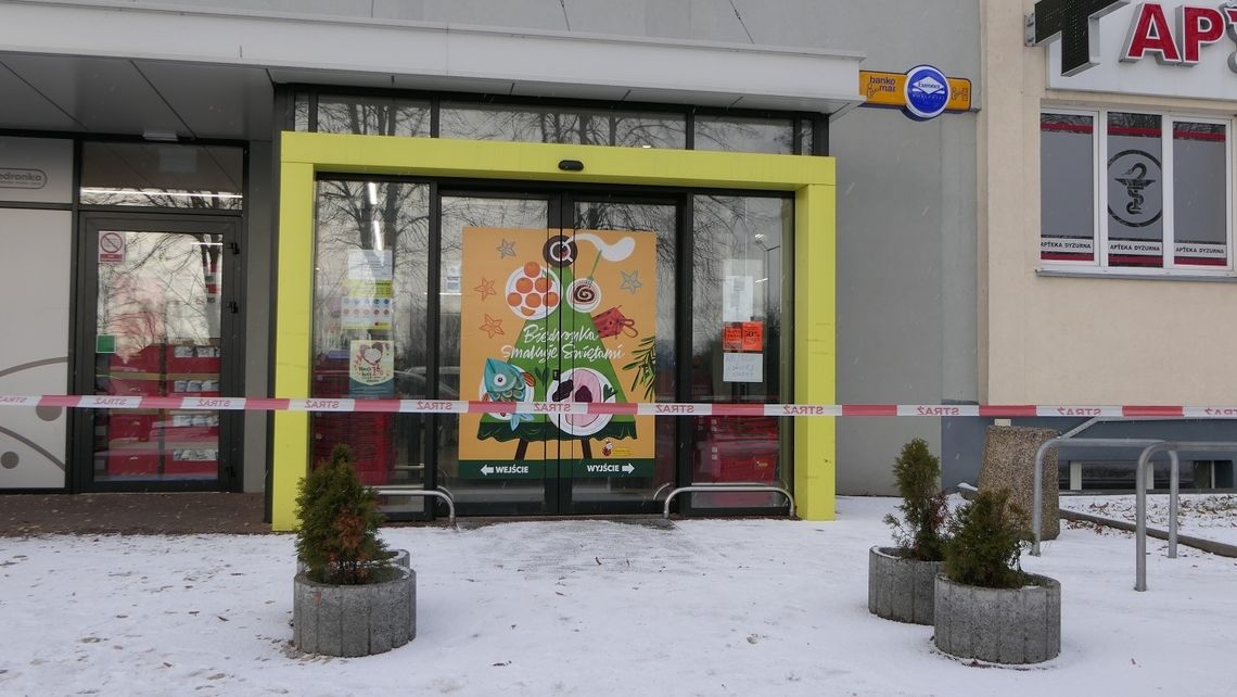 Zamknięte główne wejście do Biedronki, spadająca elewacja uszkodziła samochód! Zamknięte główne wejście do Biedronki, spadająca elewacja uszkodziła samochód!