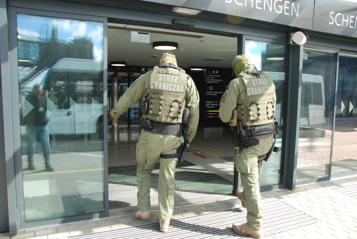 Zatrzymali go na gdańskim lotnisku, był poszukiwany sześcioma listami gończymi Zatrzymali go na gdańskim lotnisku, był poszukiwany sześcioma listami gończymi