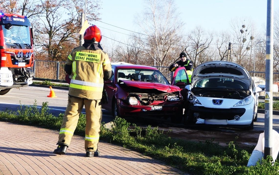 Zderzenie 3 samochodów na ulicy Akacjowej