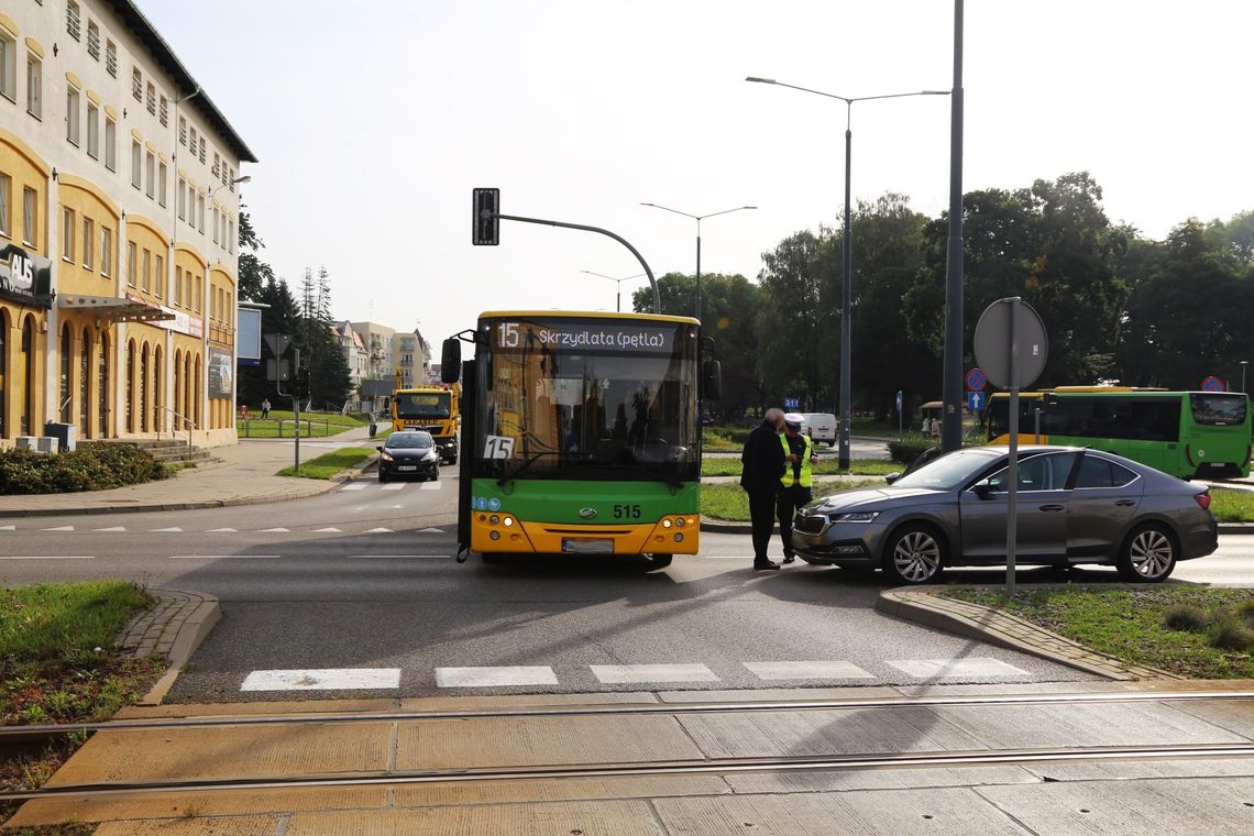 Zderzenie autobusu z pojazdem na skrzyżowaniu Armii Krajowej-Pocztowa