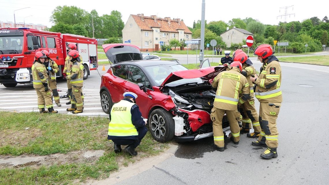 Zderzenie autobusu z samochodem na skrzyżowaniu Odrodzenia-Mazurska