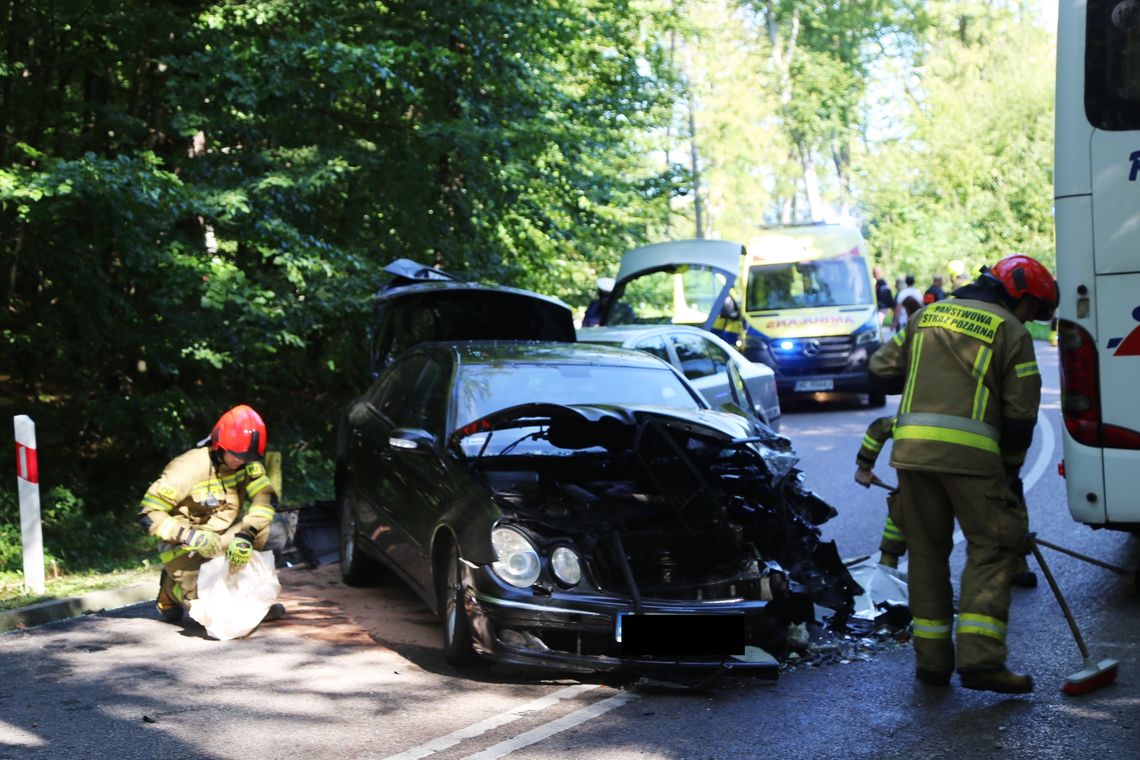 Zderzenie dwóch pojazdów i autokaru przed Kadynami