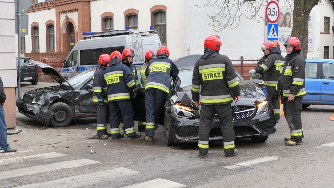 Zderzenie dwóch pojazdów na Malborskiej. Samochód marki Audi w wyniku zderzenia wjechał w budynek!