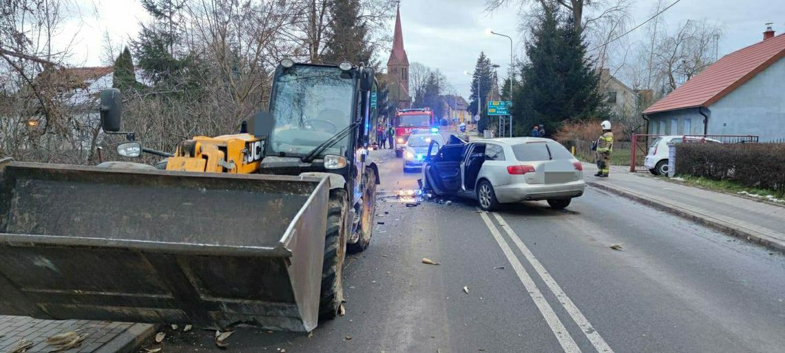 Samochód zderzył się z kparko-ładowarką Kierowca pijany i z zakazem