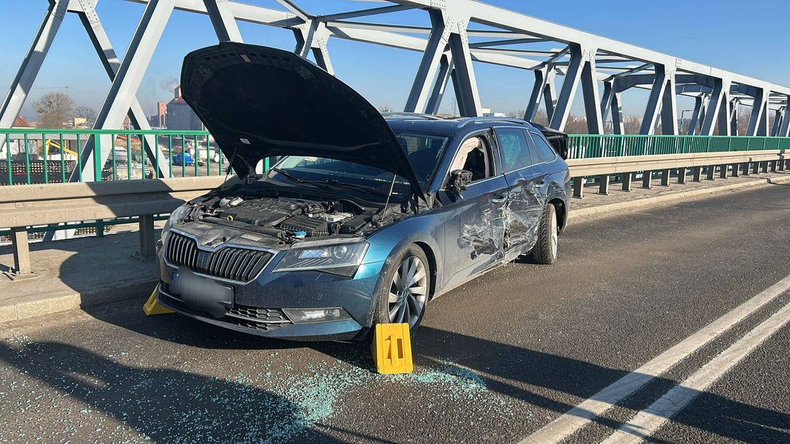 Zderzenie na Moście Unii Europejskiej. Jedna osoba trafiła do szpitala [FOTO]