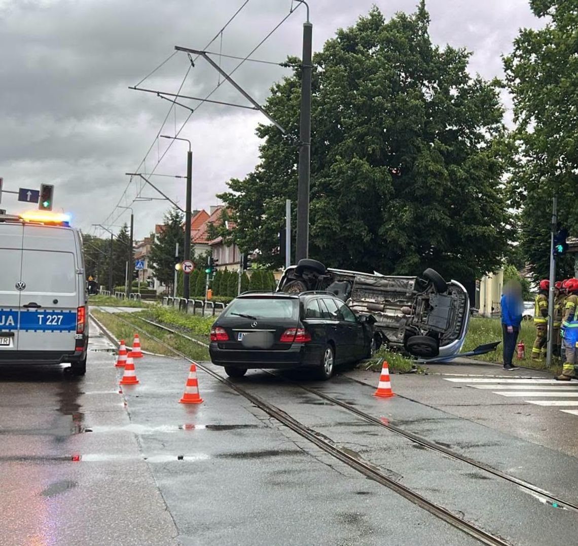 Zderzenie na skrzyżowaniu Bema-Mickiewicza. Samochód na boku Zderzenie na skrzyżowaniu Bema-Mickiewicza. Samochód na boku