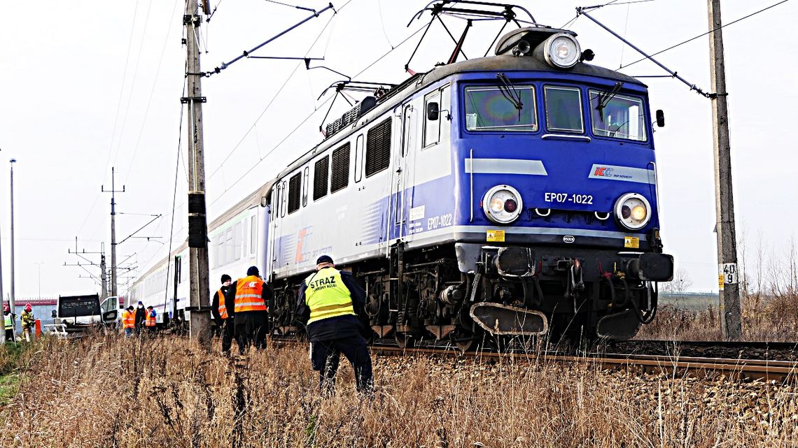 Zderzenie pociągu z samochodem w Bogaczewie. Kierowca wyskoczył z samochodu