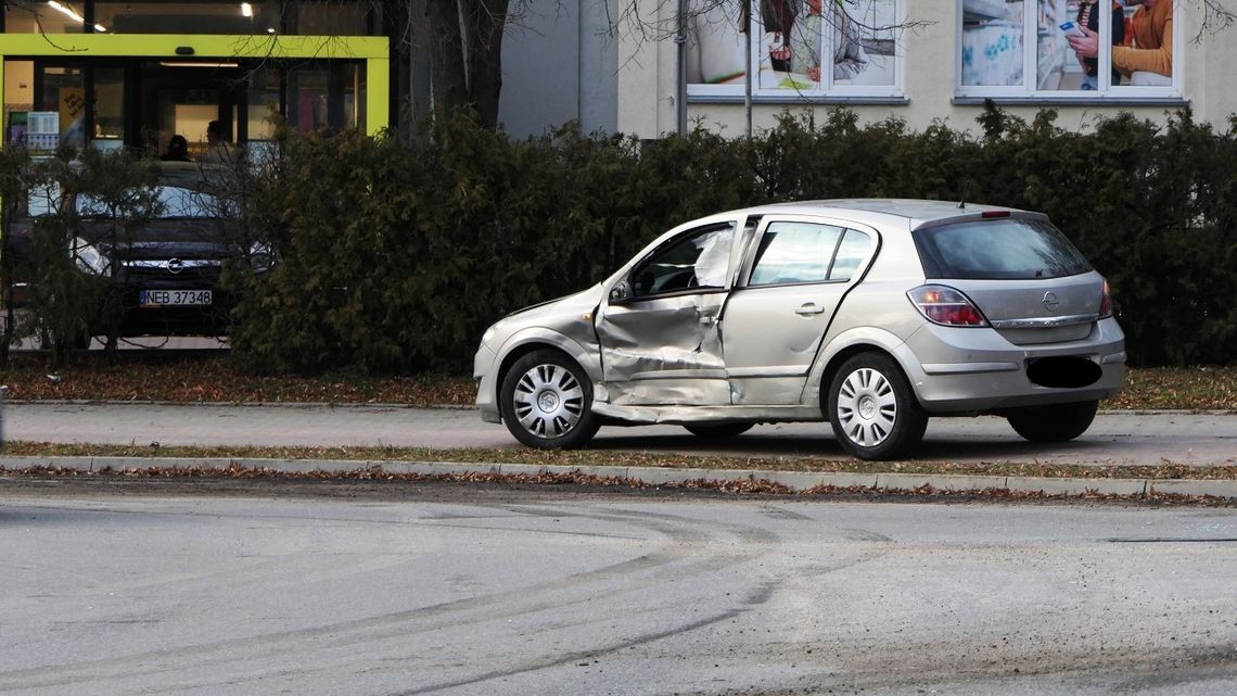 Zderzenie pojazdów na rondzie