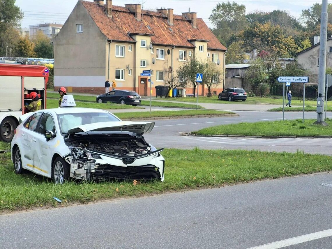Zderzenie pojazdów na skrzyżowaniu Odrodzenia-Mazurska