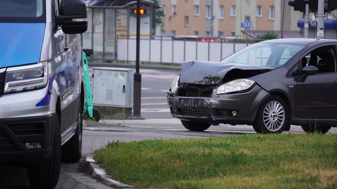Zderzenie pojazdów na skrzyżowaniu Piłsudskiego - Płk. Dąbka